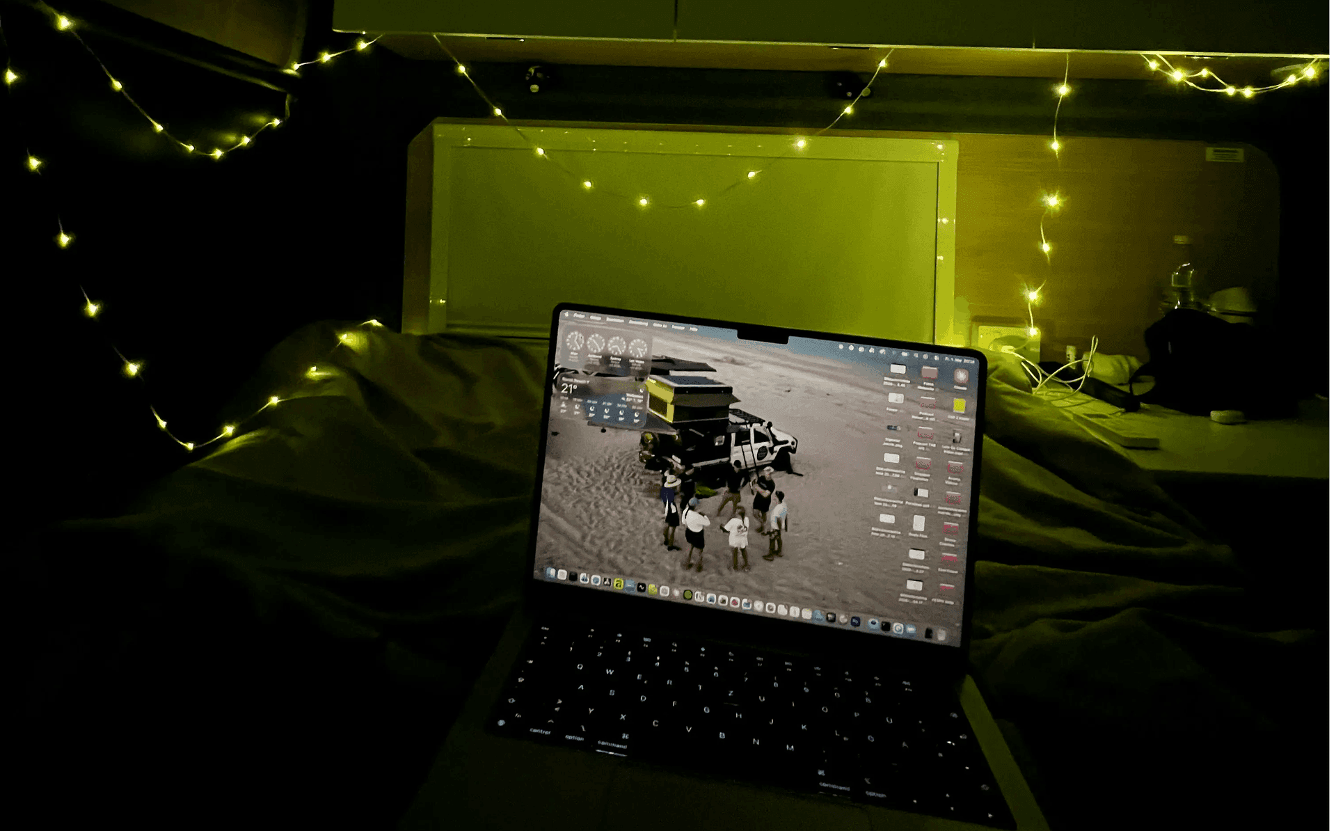 Laptop im Camper mit Lichterkette im Hintergrund