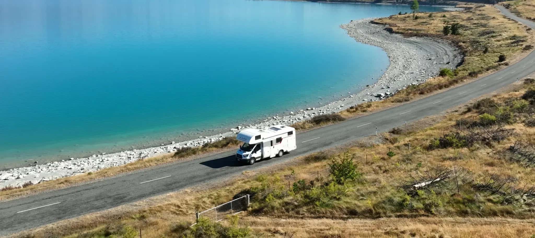 Nomado bietet modern ausgestattete Campervans und Motorhomes für zwei bis sechs Personen, perfekt geeignet für unvergessliche Reisen durch Neuseeland.