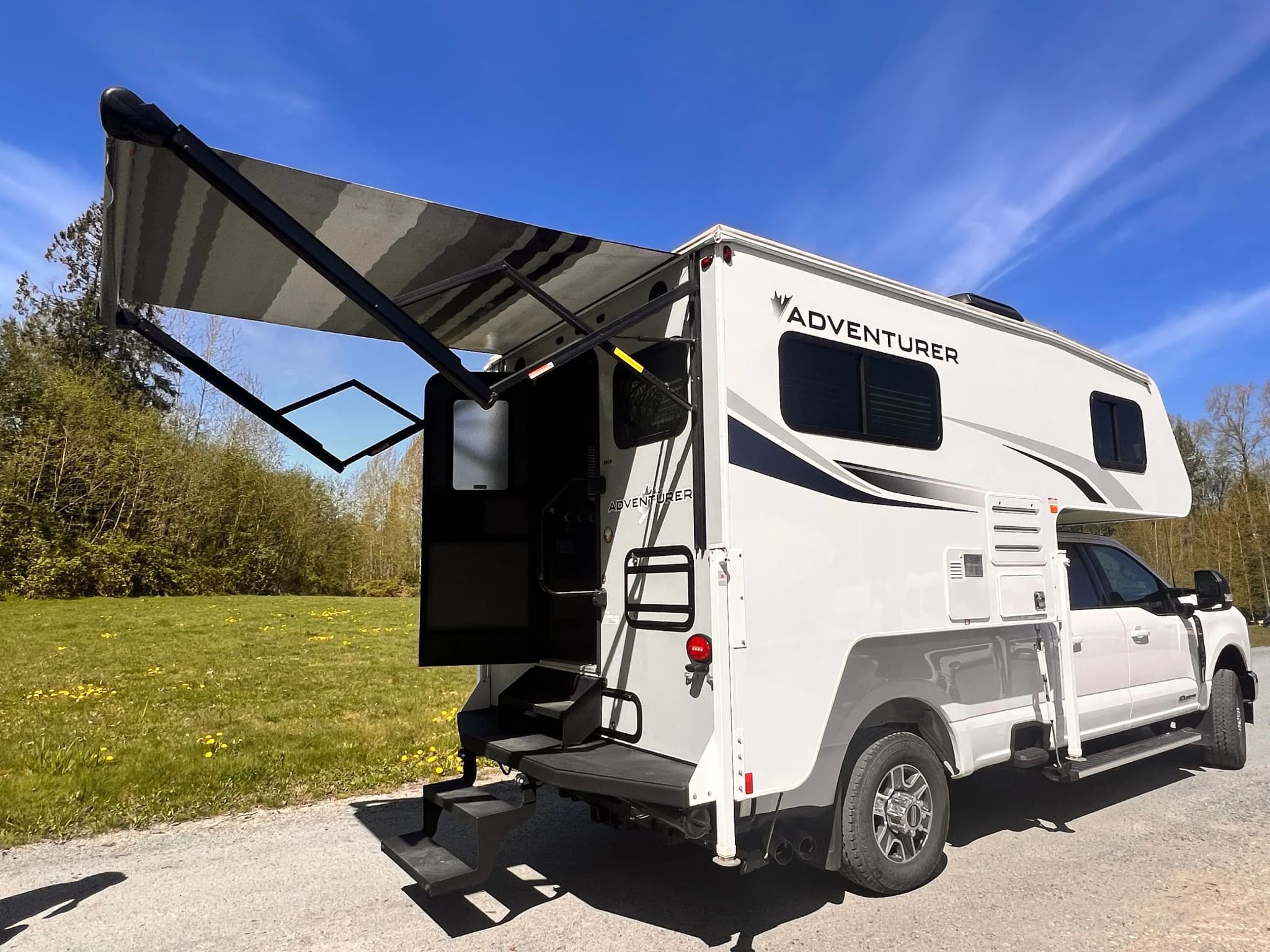 USA & Kanada, Ford Truck Camper, Außensicht Hinten, Campervan günstig mieten CamperOase