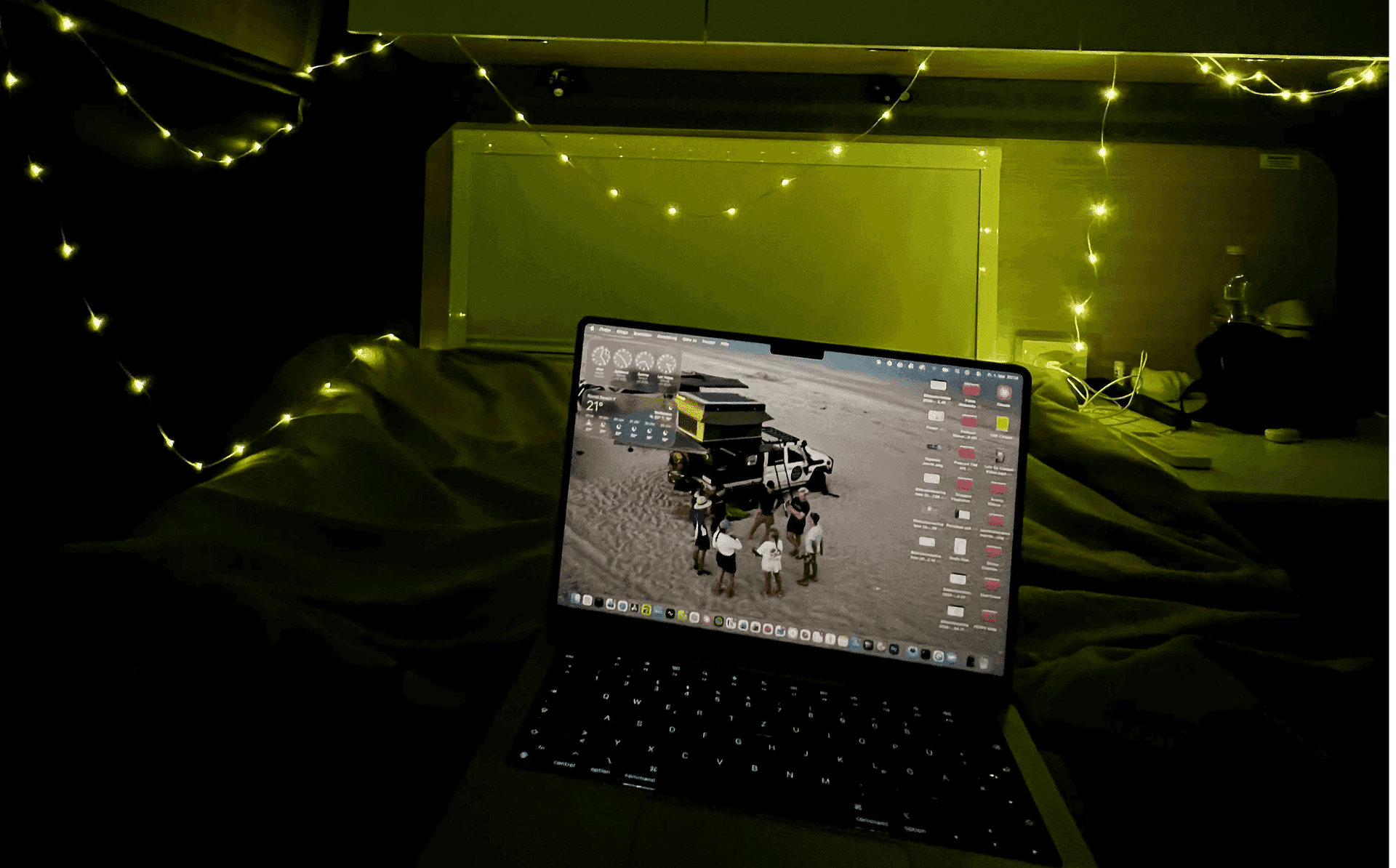 Laptop im Camper mit Lichterkette im Hintergrund