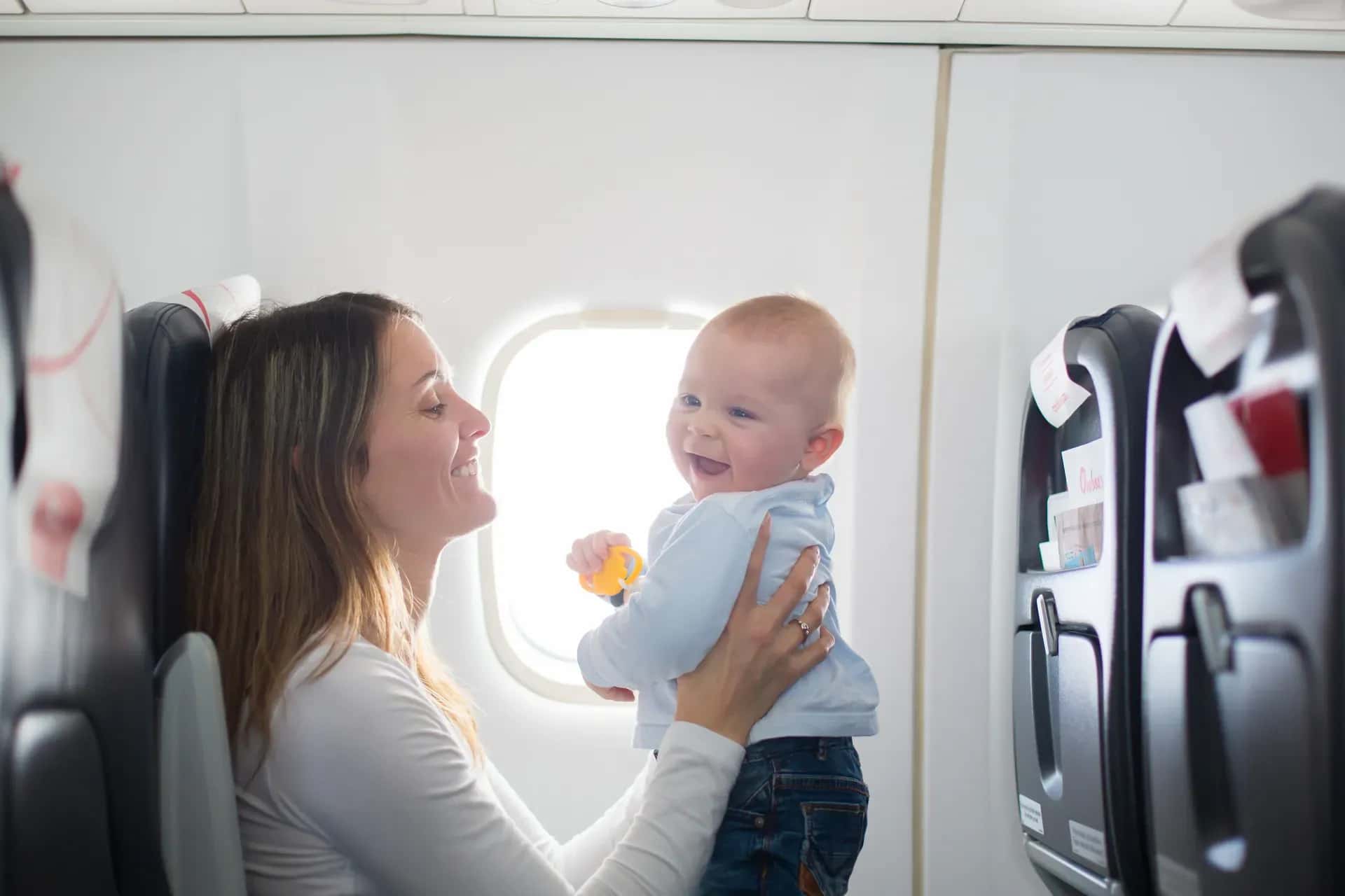 Mutter mit baby im Flugzeug