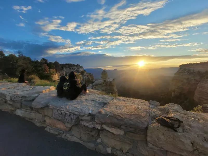 Kinder betrachten den Sonnenaufgang am Grand Canyon