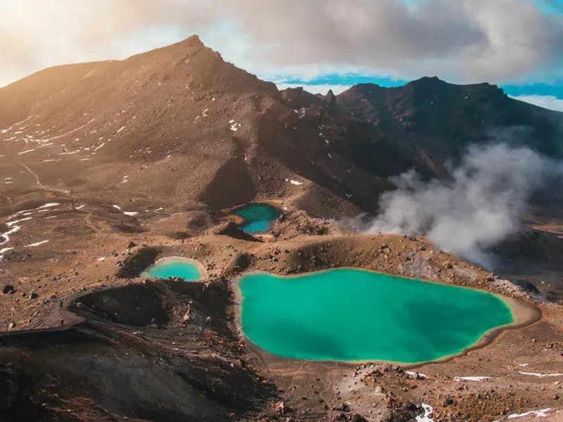 karge Gebirglandschaften mit smaragdgrünen Seen als einer der Sehenswürdigkeiten in Neuseeland