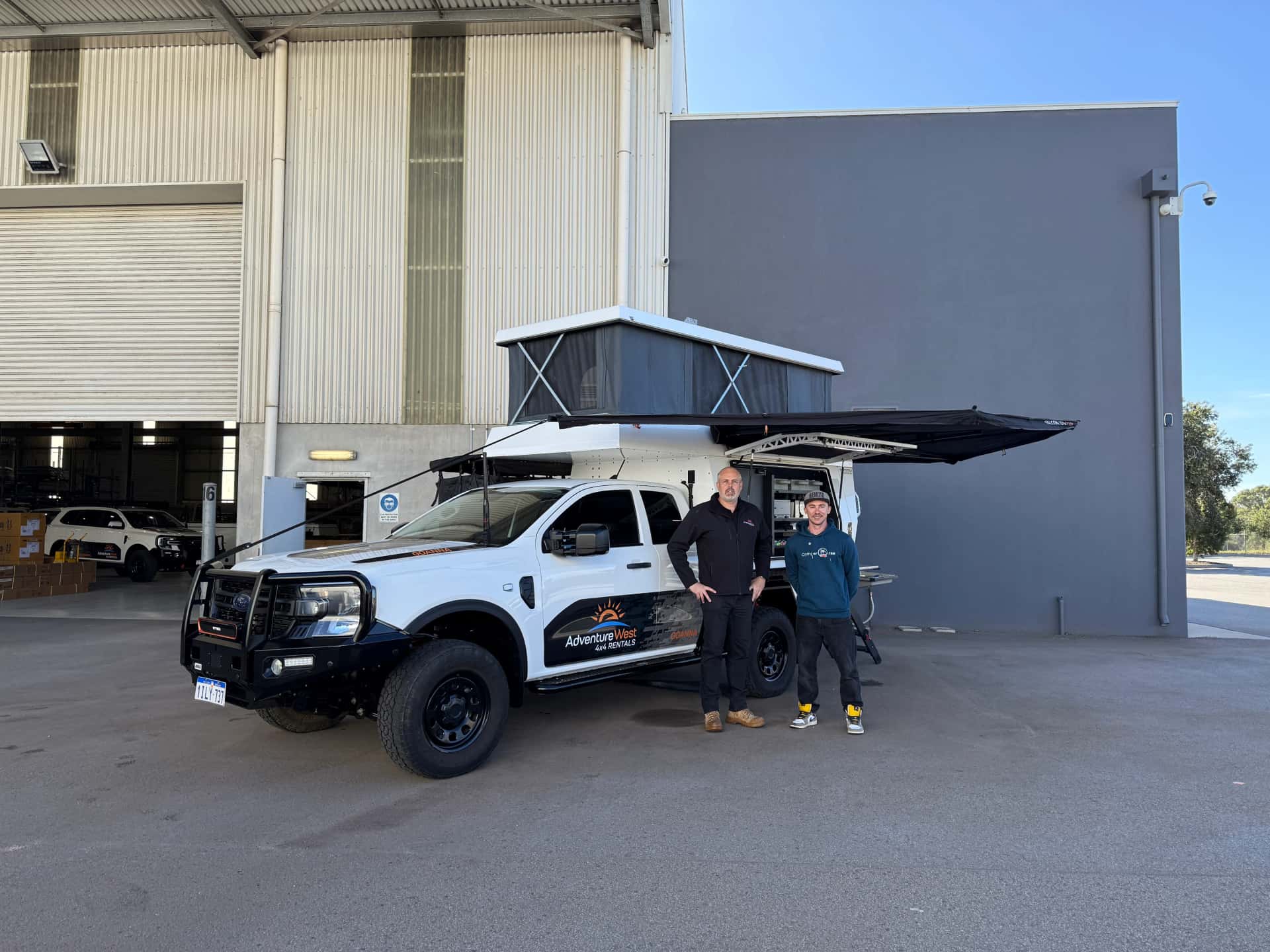 zwei Herren vor den Grande X Allradcamper im Depot in Perth
