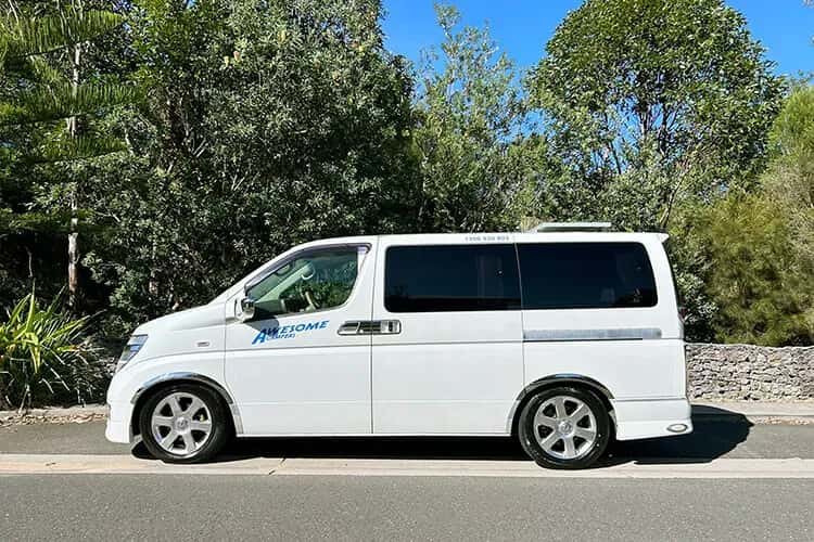 Der Buddy Camper von Awesome Campers in Australien auf Straße vor Bäumen