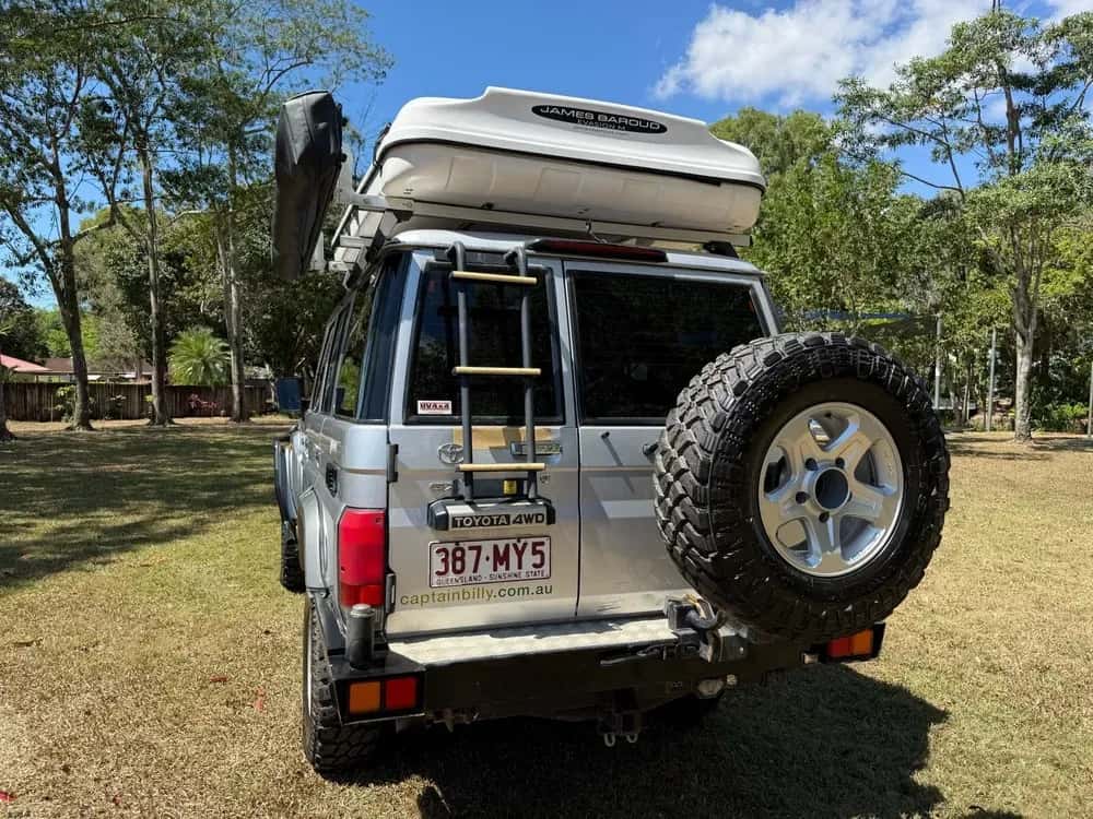 Der Landcruiser Wagon Roof Top Tent von Captain Billy's 4WD Hire geparkt auf trockener Wiese in Australien