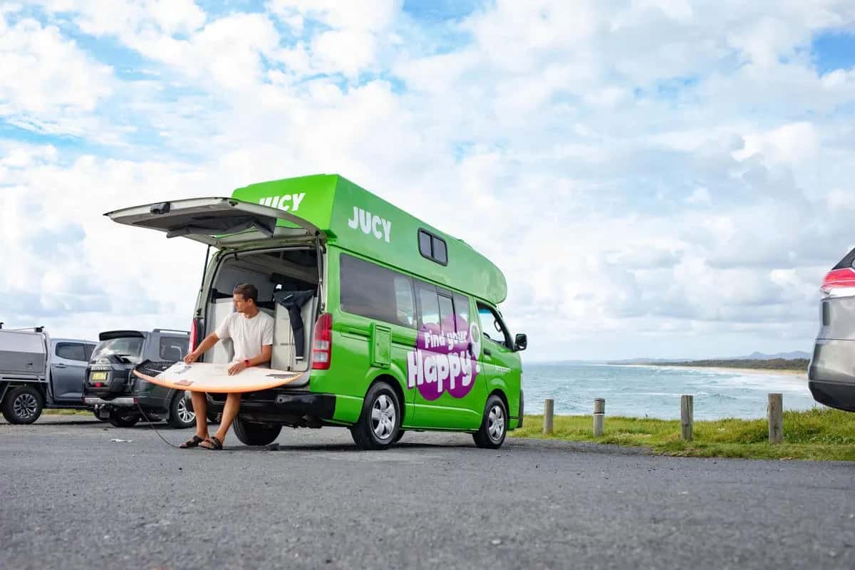 Australien, Jucy Rentals, Chill'd Sunseeker, außenbild surfbrett