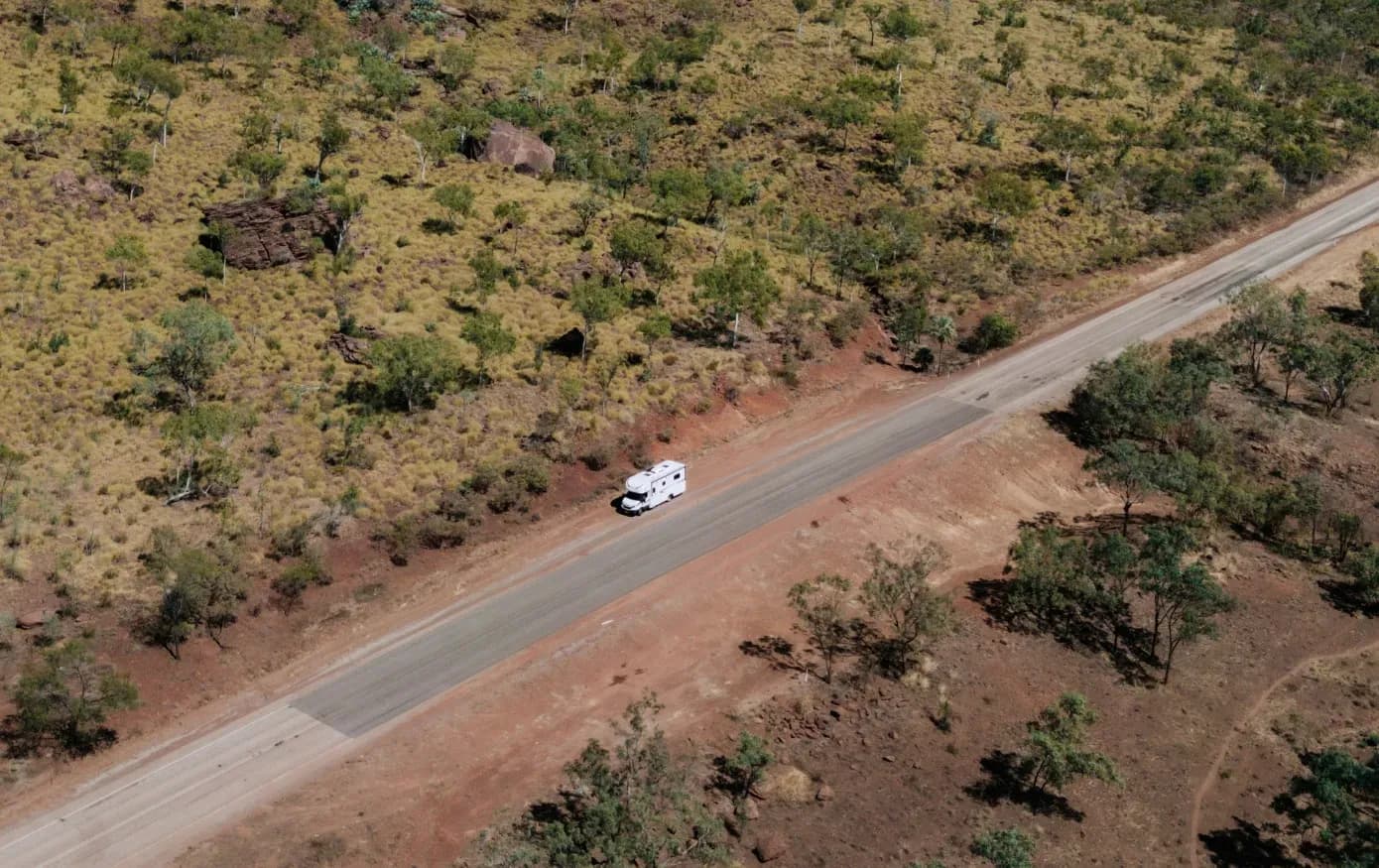 Der Jayco Excursion 5 Berth von Let's Go Motorhomes auf einer Straße in Australien