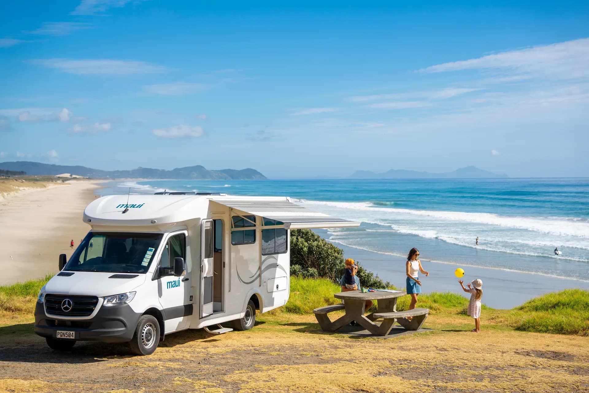 Das Premium Wohnmobil Cascade von Maui Motorhomes am Strand in Australien