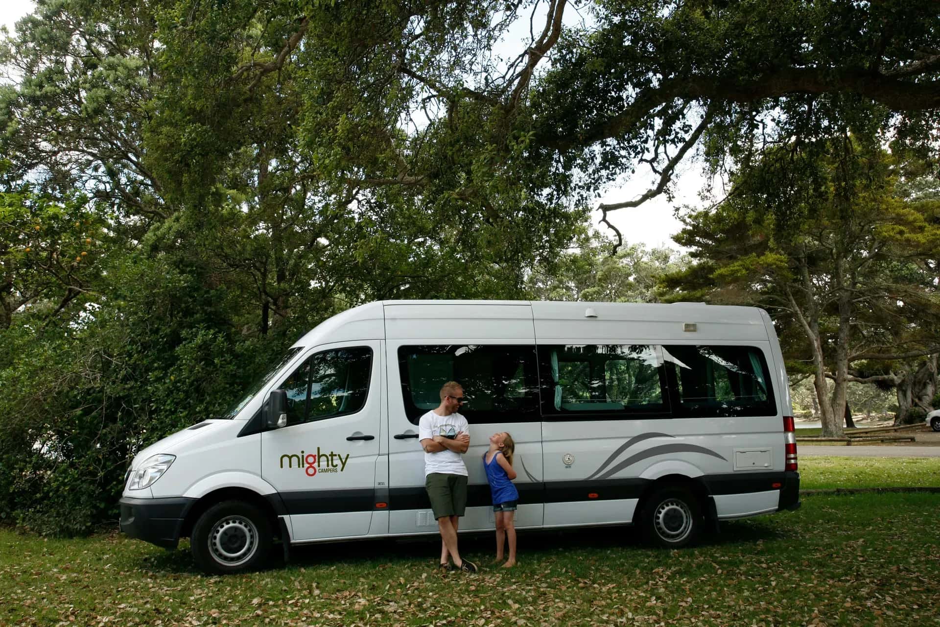 Deuce Camper für 2 Personen von Mighty Campers auf einer Wiese in Australien