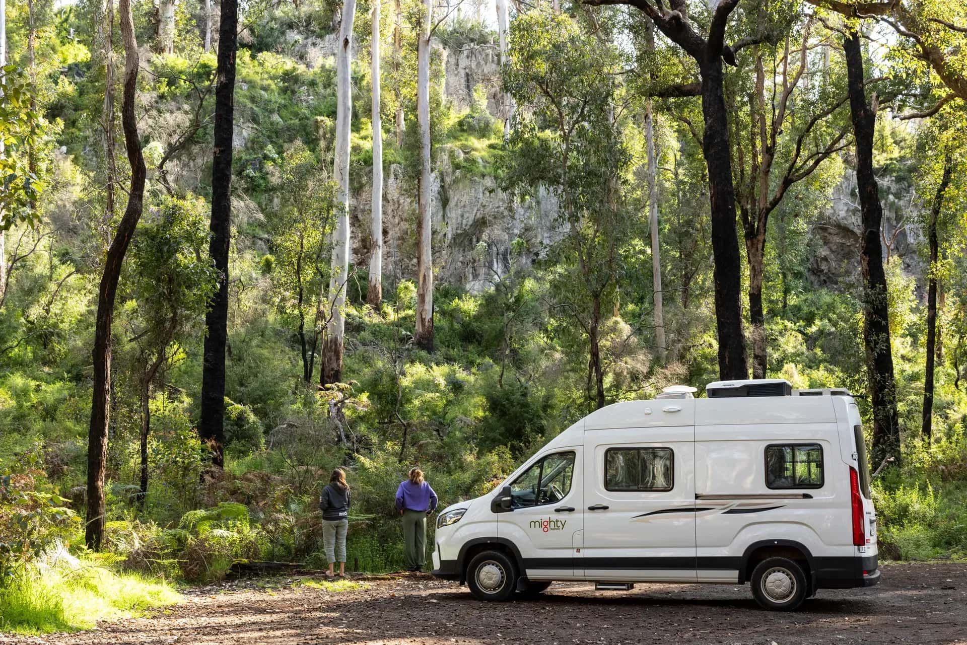Mighty Duo von Mighty Campers geparkt in einem Wald in Australien