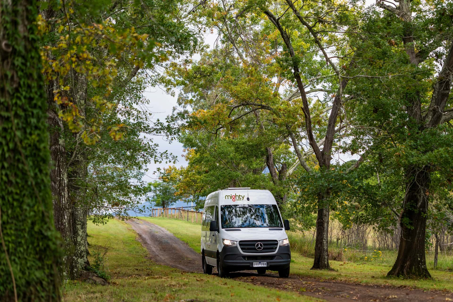 Highball Camper für 2 Personen von Mighty Campers zwischen Bäumen in Australien