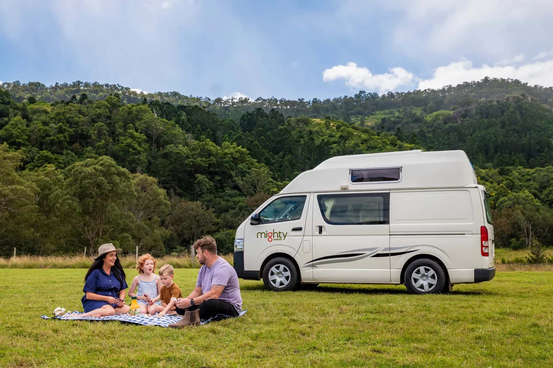 DeLITE von MightyLITE geparkt auf einer Wiese in Australien