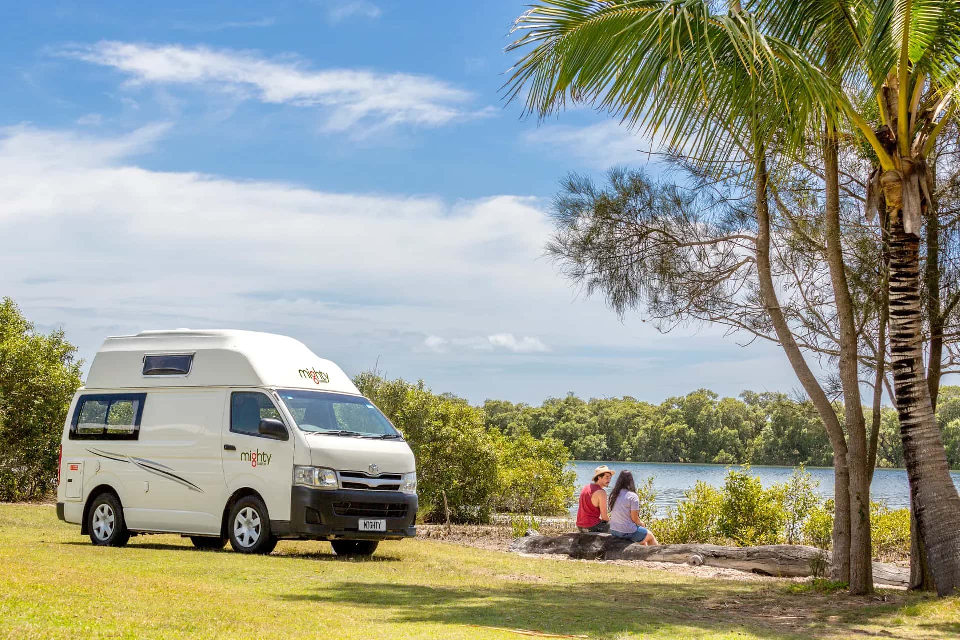 HiLITE von MightyLITE geparkt vor einem See in Australien