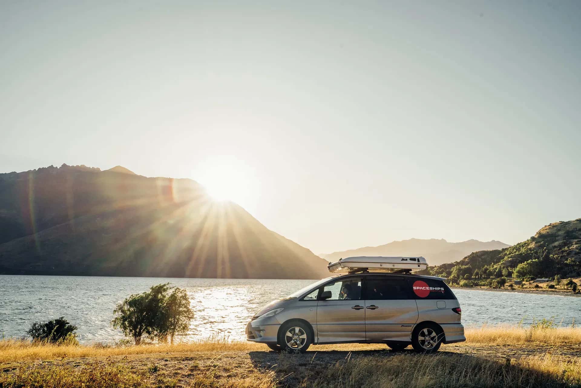 Beta 4 mini Camper mit Dachzelt von Spaceships vor einem See in Australien