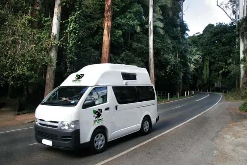 Trail Finder 2/3 von Tasmania Campers Mittelklasse Hitop fahrend auf einer Straße in Australien