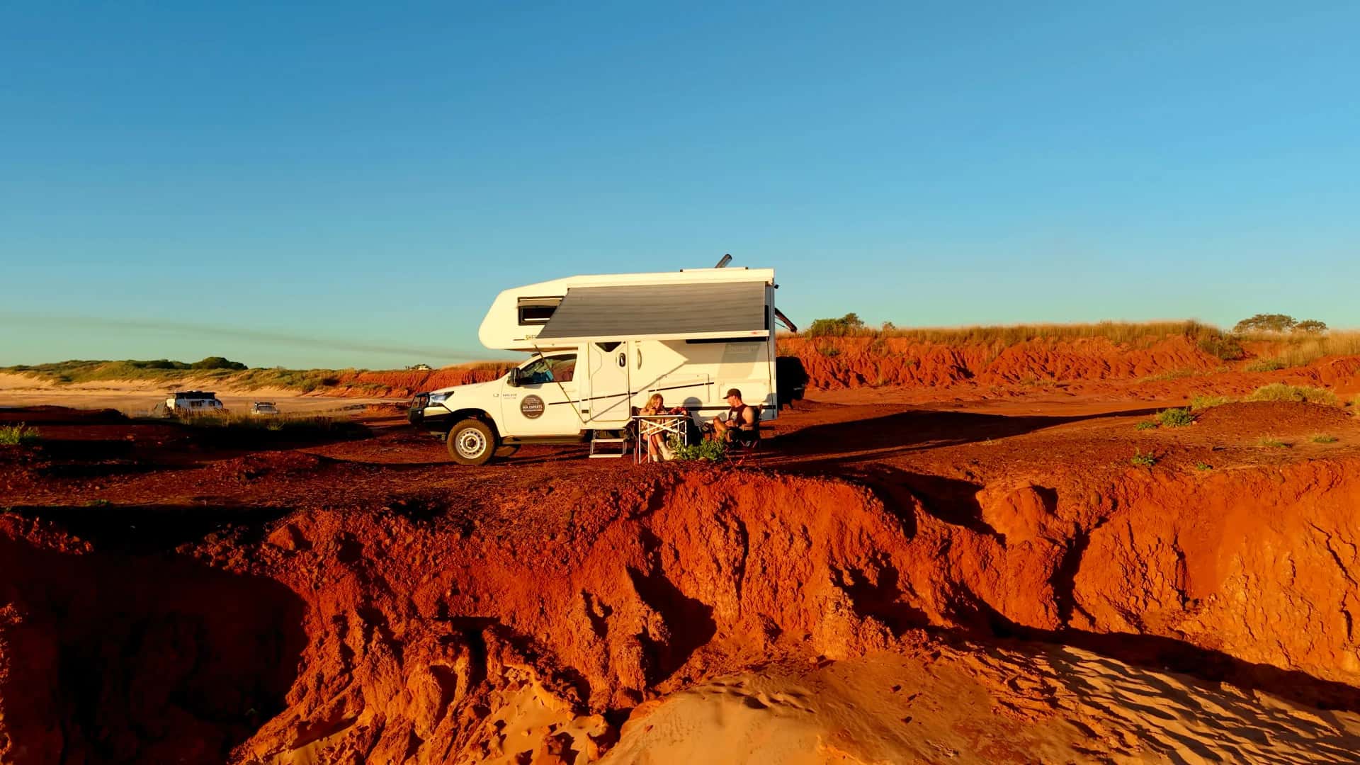 Suncamper von WA Experts in Broome mit roten Klippen in der Golden Hour