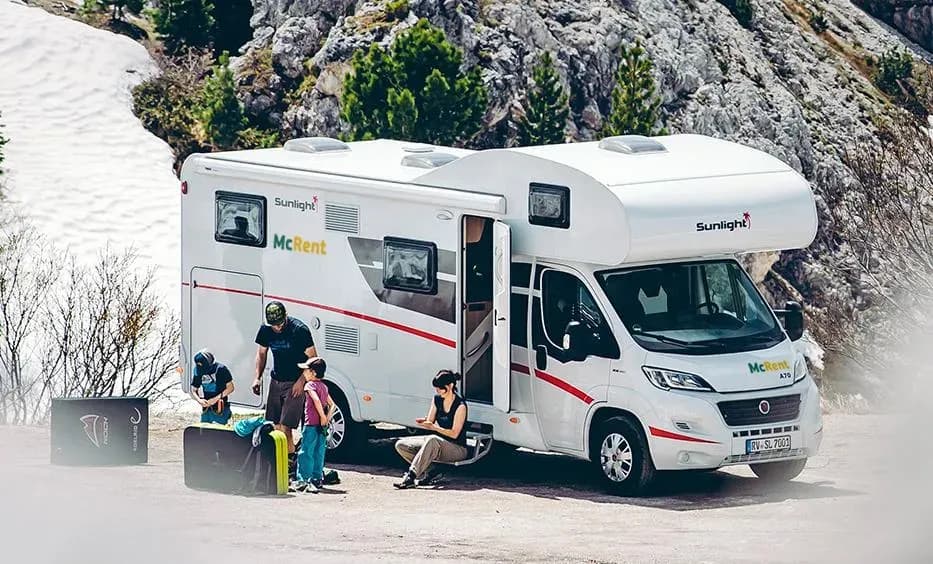 McRent, Family Plus, 6 Personen Premium Wohnmobil, Familienwohnmobil, Europa, Deutschland, Außenansicht szenisch als Abschluss, Wohnmobile günstig mieten