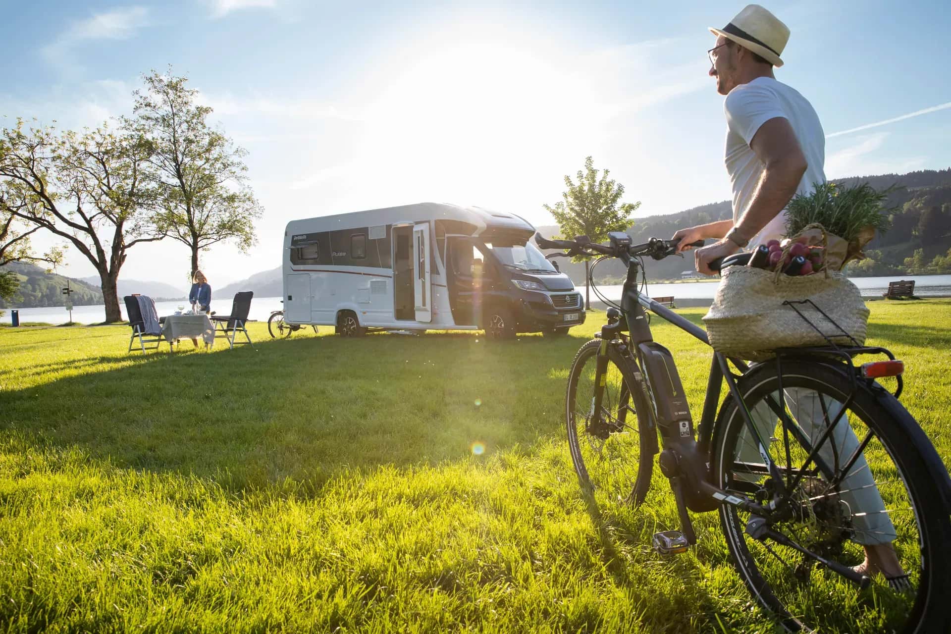 Comfort Plus vor See und Mensch mit Fahrrad