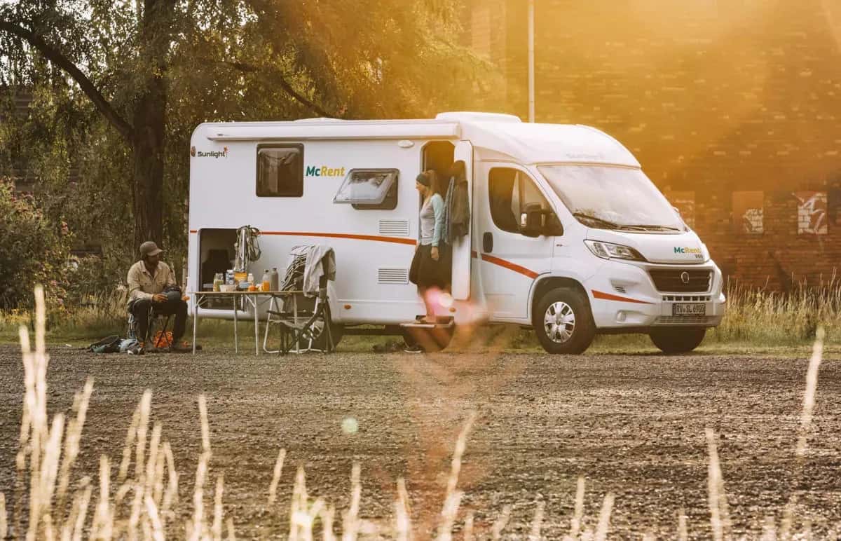 Island, McRent, Compact Plus, Premium Wohnmobil, Europa, Außenansicht szenisch als Abschluss
