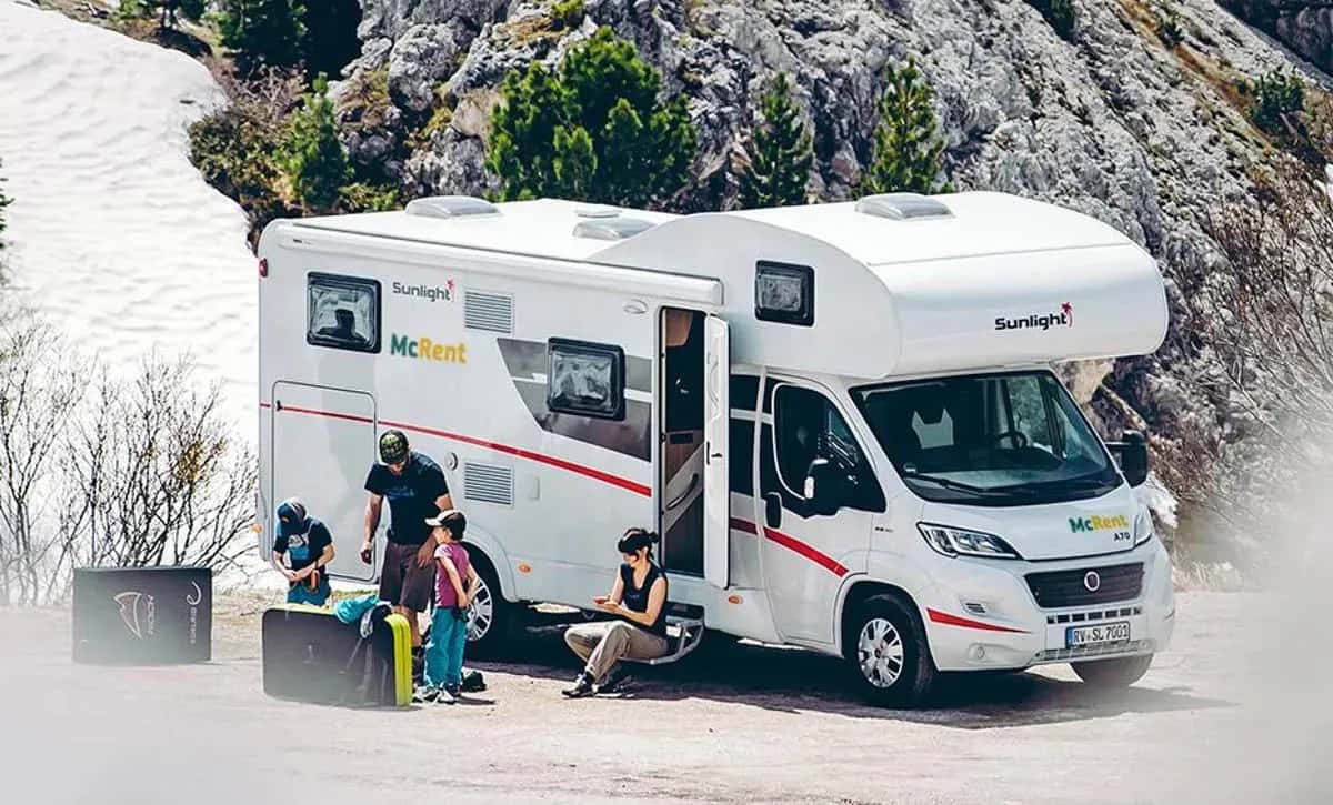 Island, Europa, McRent, Family Plus, 6 Personen Premium Wohnmobil, Familienwohnmobil, Außenansicht szenisch als Abschluss