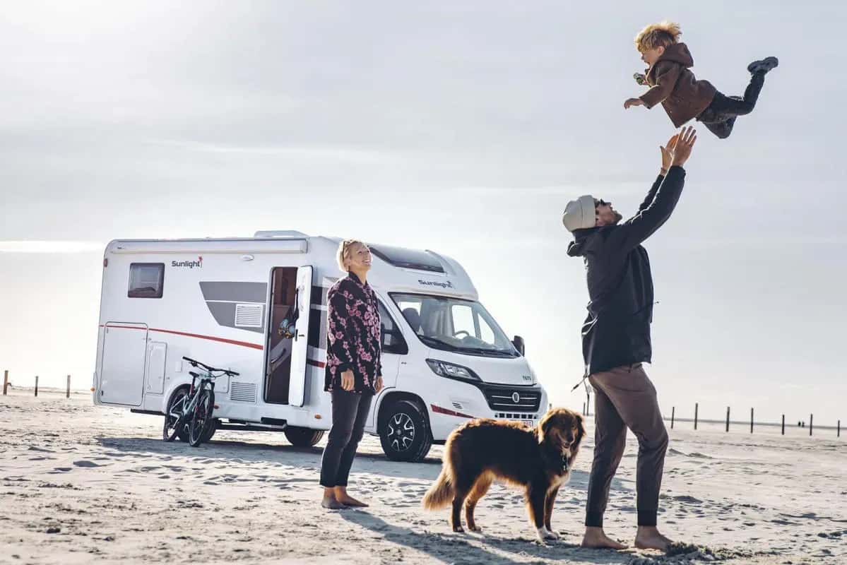 Island, Europa, McRent, Family Standard, 4 Personen Premium Wohnmobil, Außenansicht Strand als Abschluss