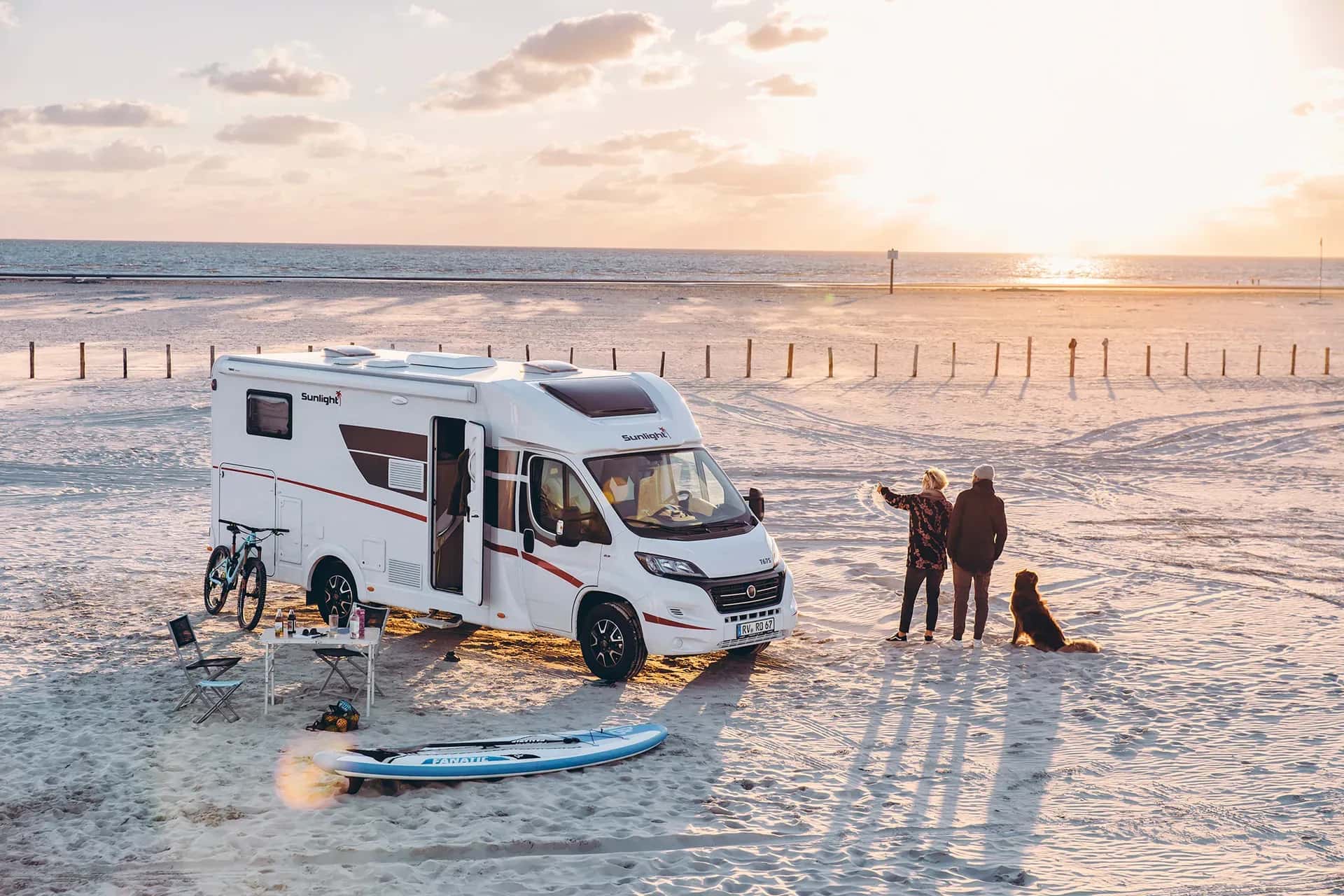 McRent Family Standard am Strand mit Familie mit Hund
