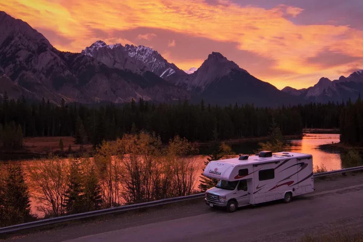CanaDream, Midi Motorhome, Außenansicht szenisch als Abschluss, 6 Personen Premium Wohnmobil Kanada, Wohnmobile günstig mieten