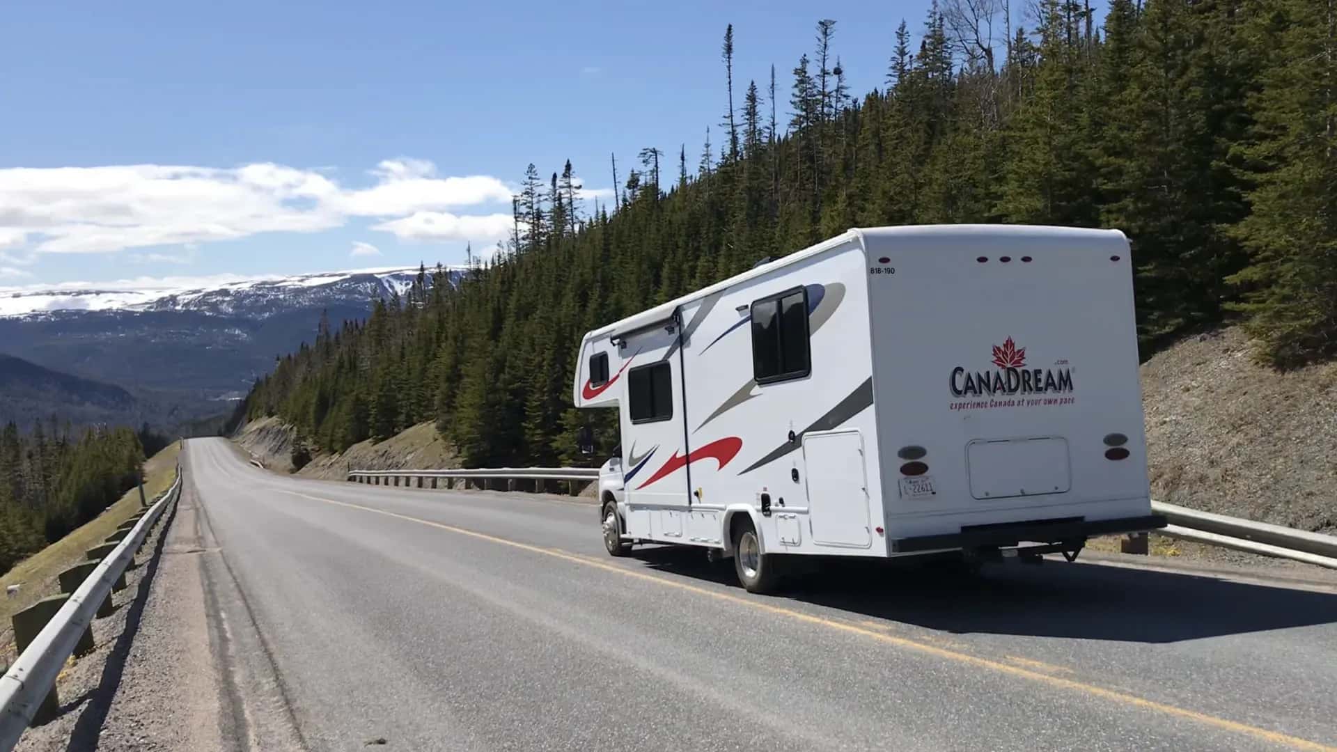 Kanada, CanaDream, Saver 6, Maxi Motorhome MHB, Außenansicht szenisch als Gesamtabschluss, Wohnmobile günstig mieten in Kanada mit CamperOase