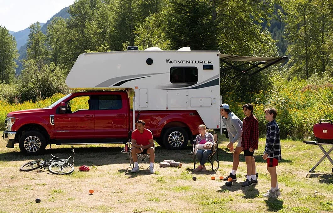 Kanada, Fraserway, Truck Camper Slide Bunk, Links seitlich mit Menschen