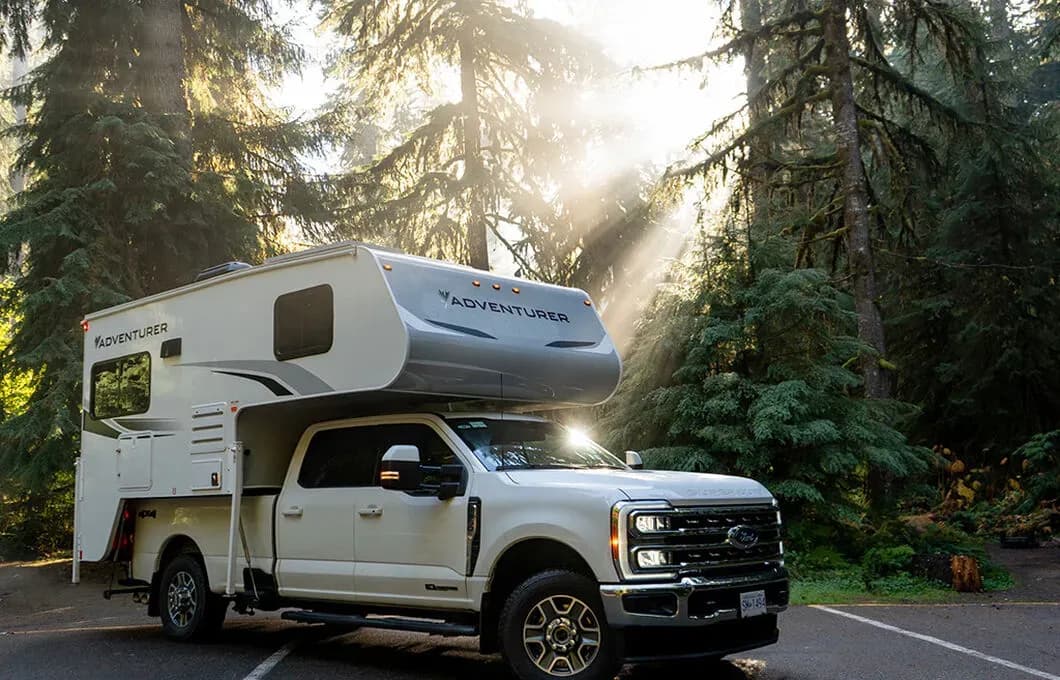 Der Truck Camper Slide Dinette von Fraserway RV mit Allrad-Antrieb & V8-Dieselmotor.