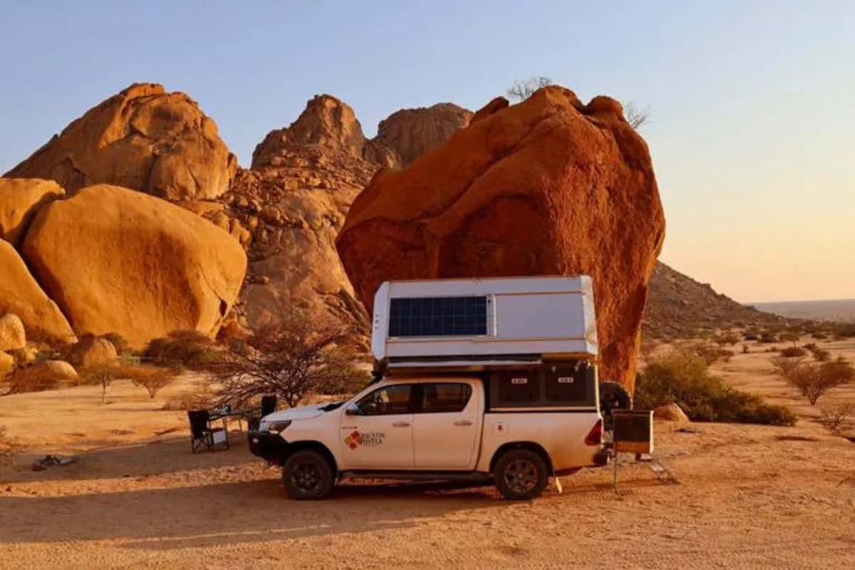 Toyota Hilux DC 2.8L AHA-Camper von Africa on Wheels geparkt in Namibia