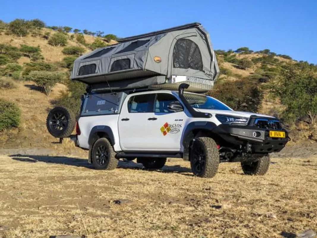 Namibia, Africa on Wheels, Toyota Hilux DC 2.8L AHA-Camper, Außenansicht szenisch als Abschluss