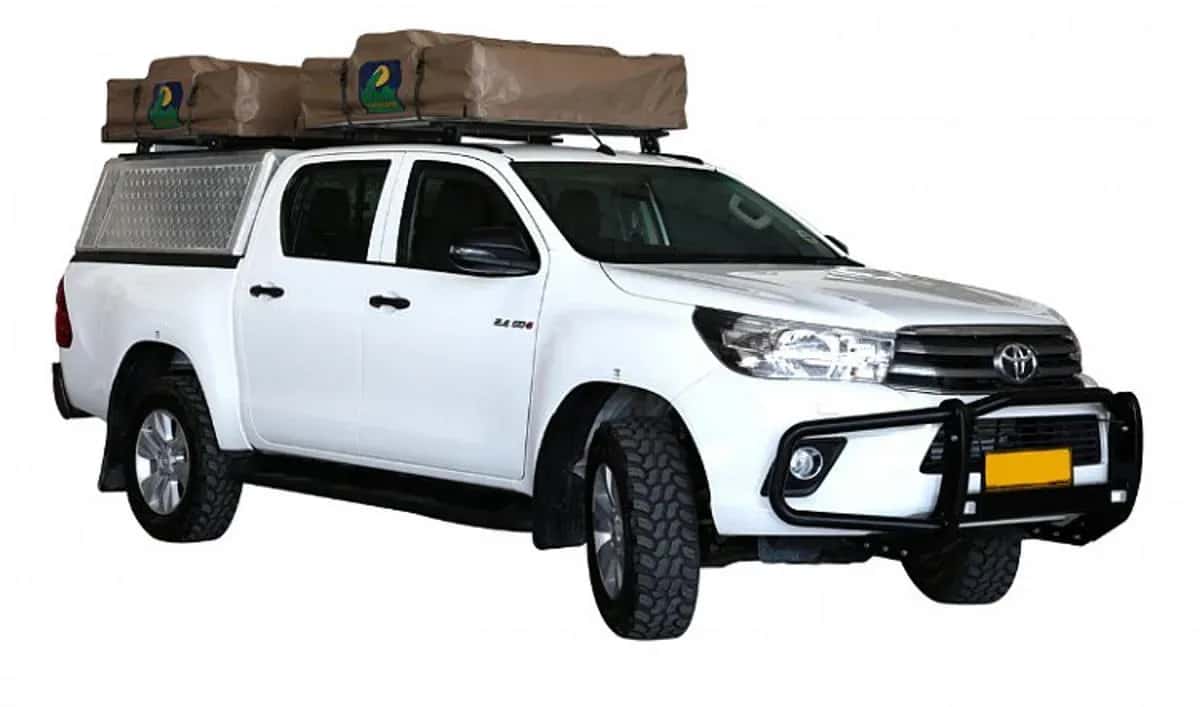Budget VHH Hilux DC 2.4TD von Asco Car Hire vor weißem Hintergrund