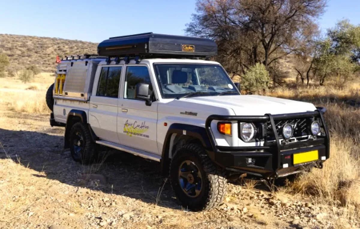Premium P Landcruiser DC 2.8TD von Asco Car Hire in trockener Landschaft in Namibia