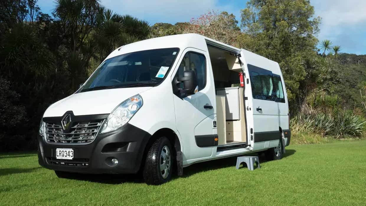 Foxtrot 2 Berth von Bayinvent Rental geparkt in Neuseeland