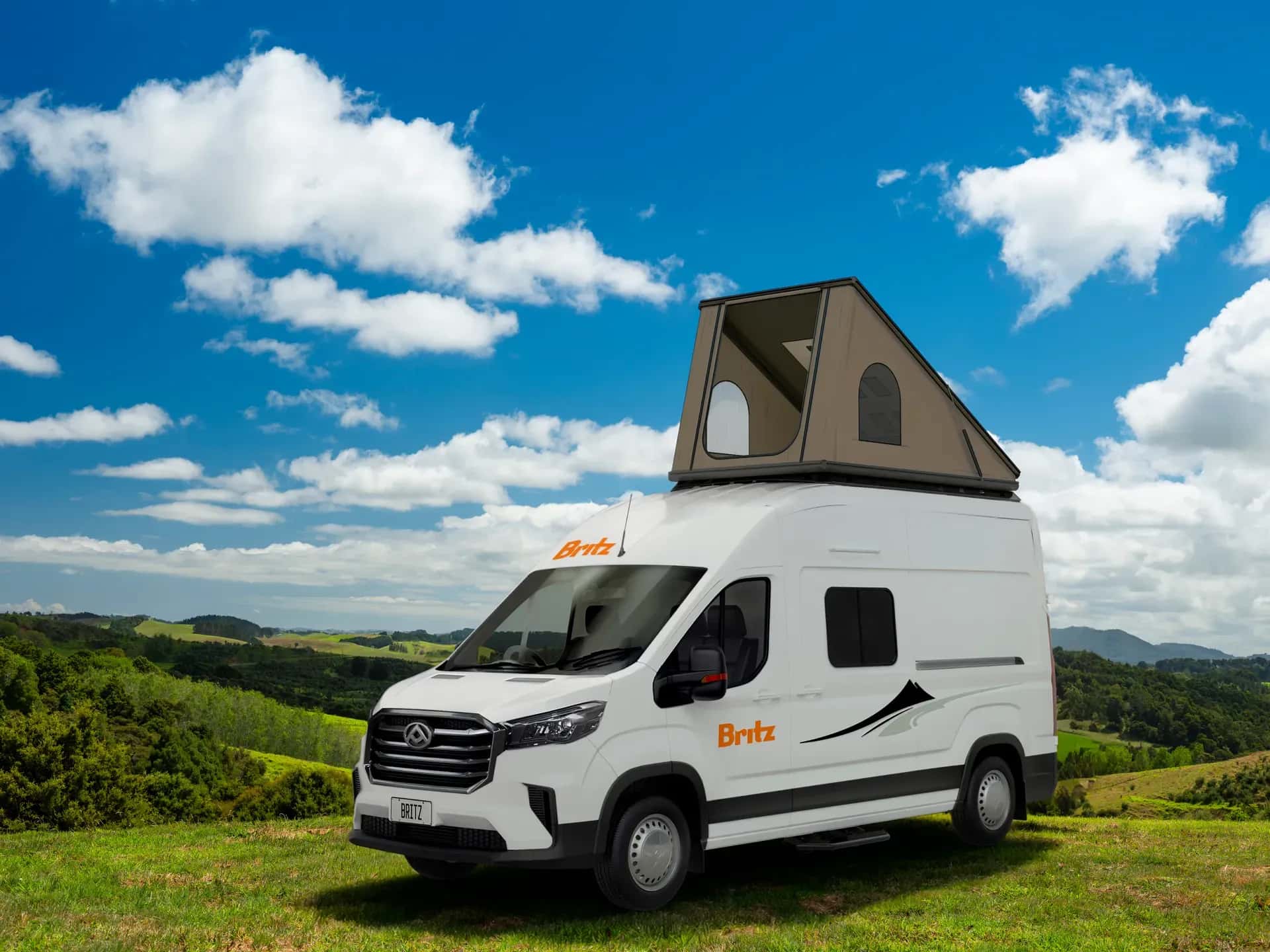 Voyager Camper von Britz Rentals geaprkt auf einer Wiese in Neuseelad