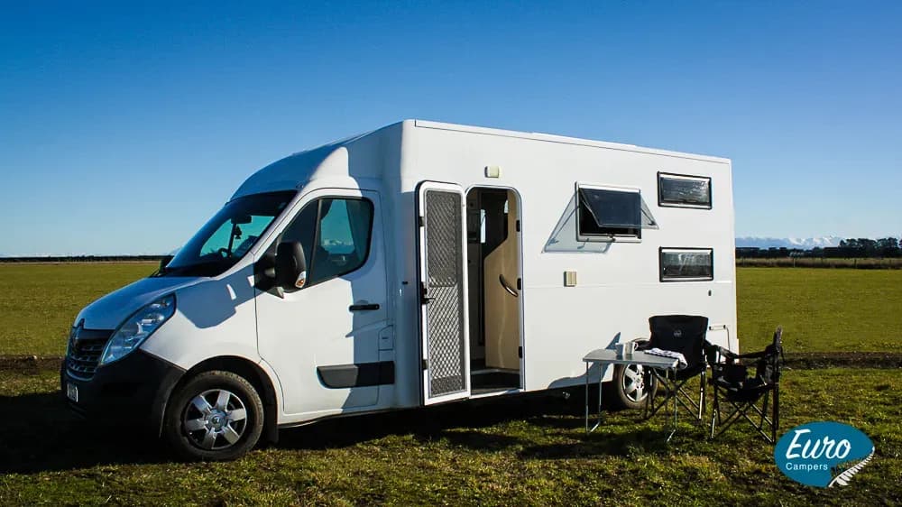 Euro Paradise von Euro Campers geparkt auf einer Wiese in Neuseeland