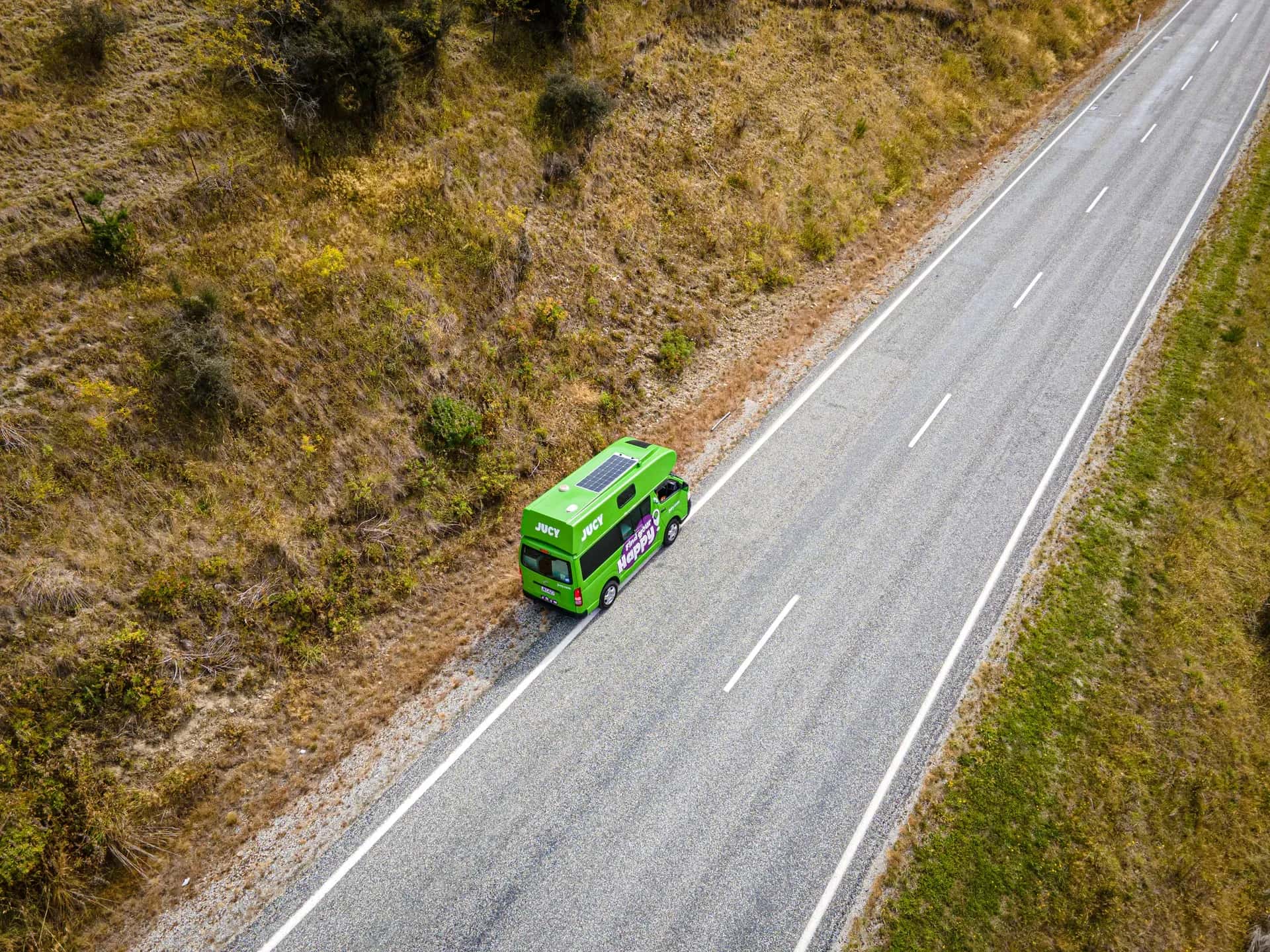 Der Jucy Chaser von Jucy Rentals auf einer Straße in Neuseeland