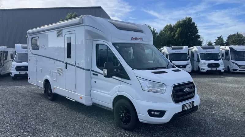 Der T7055 auf einem Parkplatz von Kia Ora Campers in Neuseeland