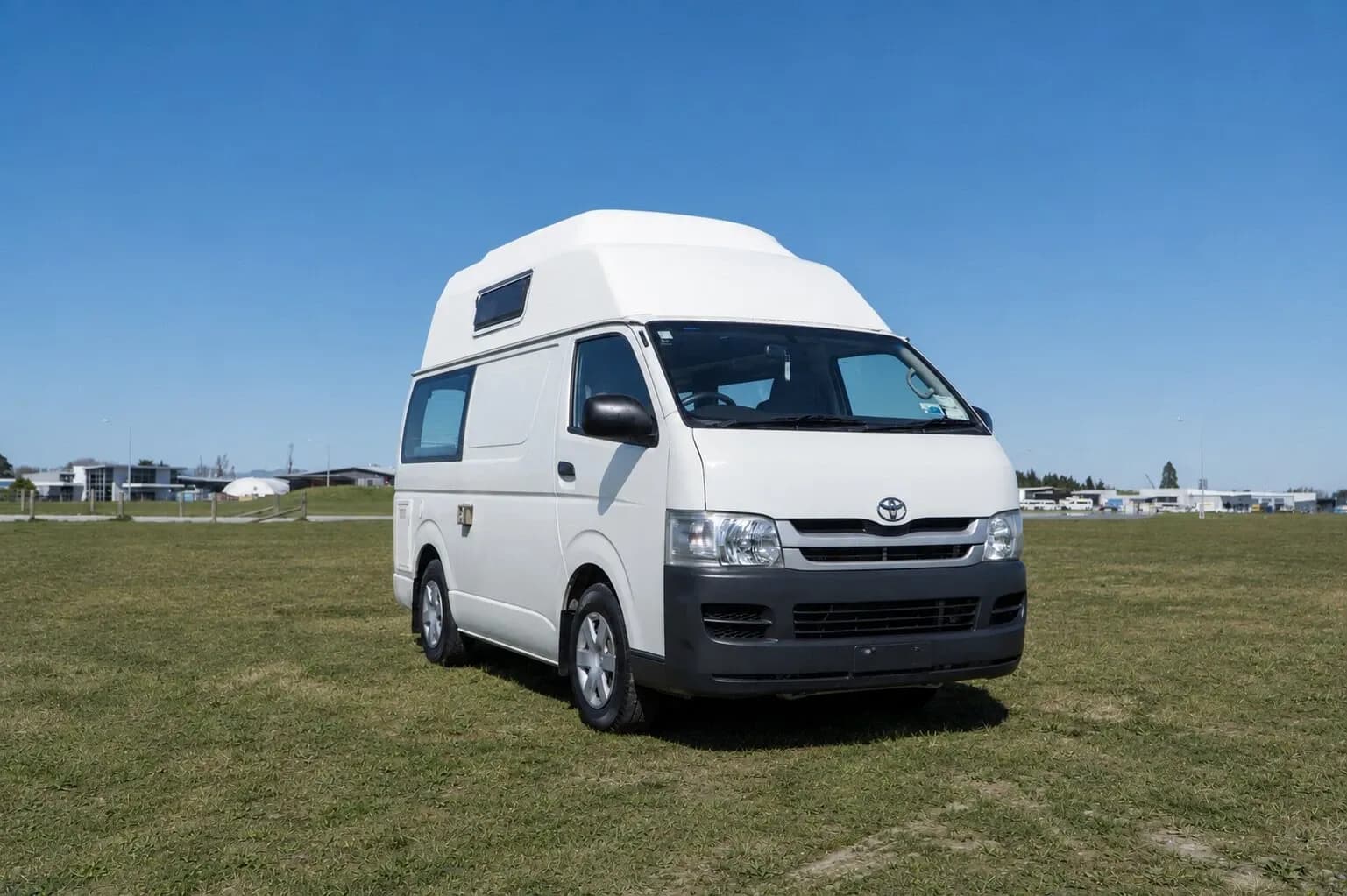 Lucky Roadie Plus von Lucky Rentals geparkt auf einem Campingplatz in Neuseeland