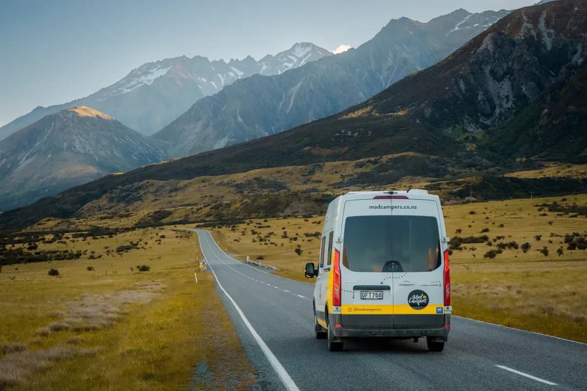 Neuseeland, MAD Campers, MAD Explorer (Automatik), szene fahrend