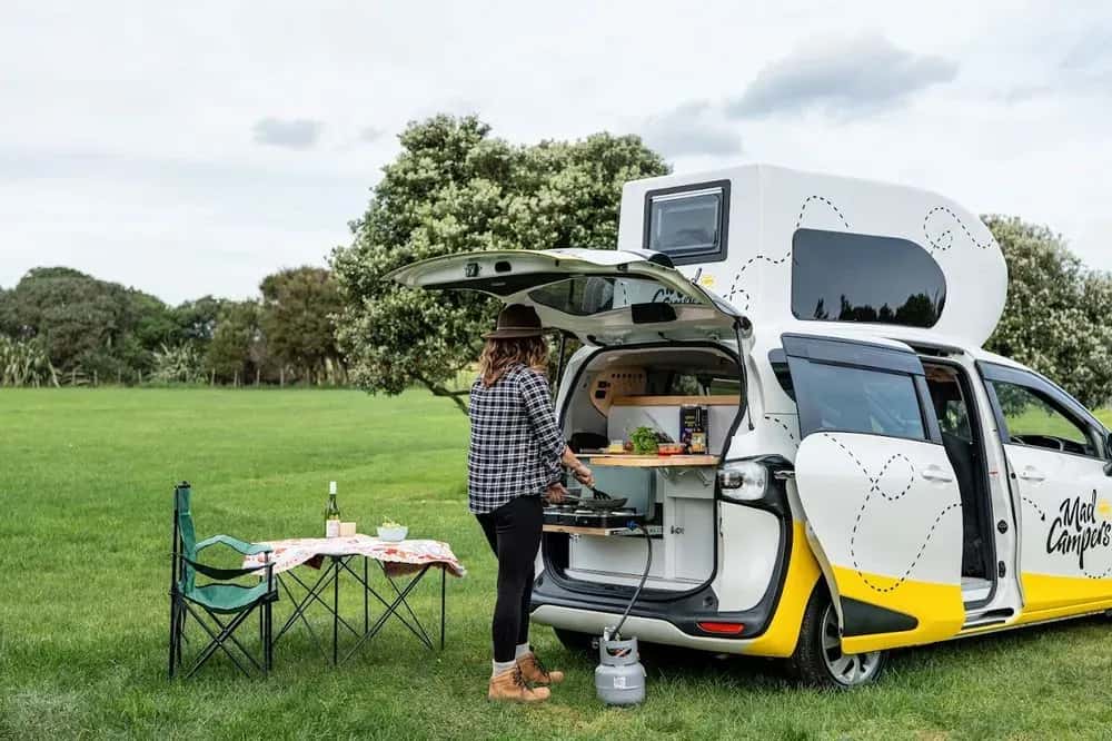 Der NoMAD Camper in der Natur bei Sonnenuntergang für Alleinreisende in Neuseeland