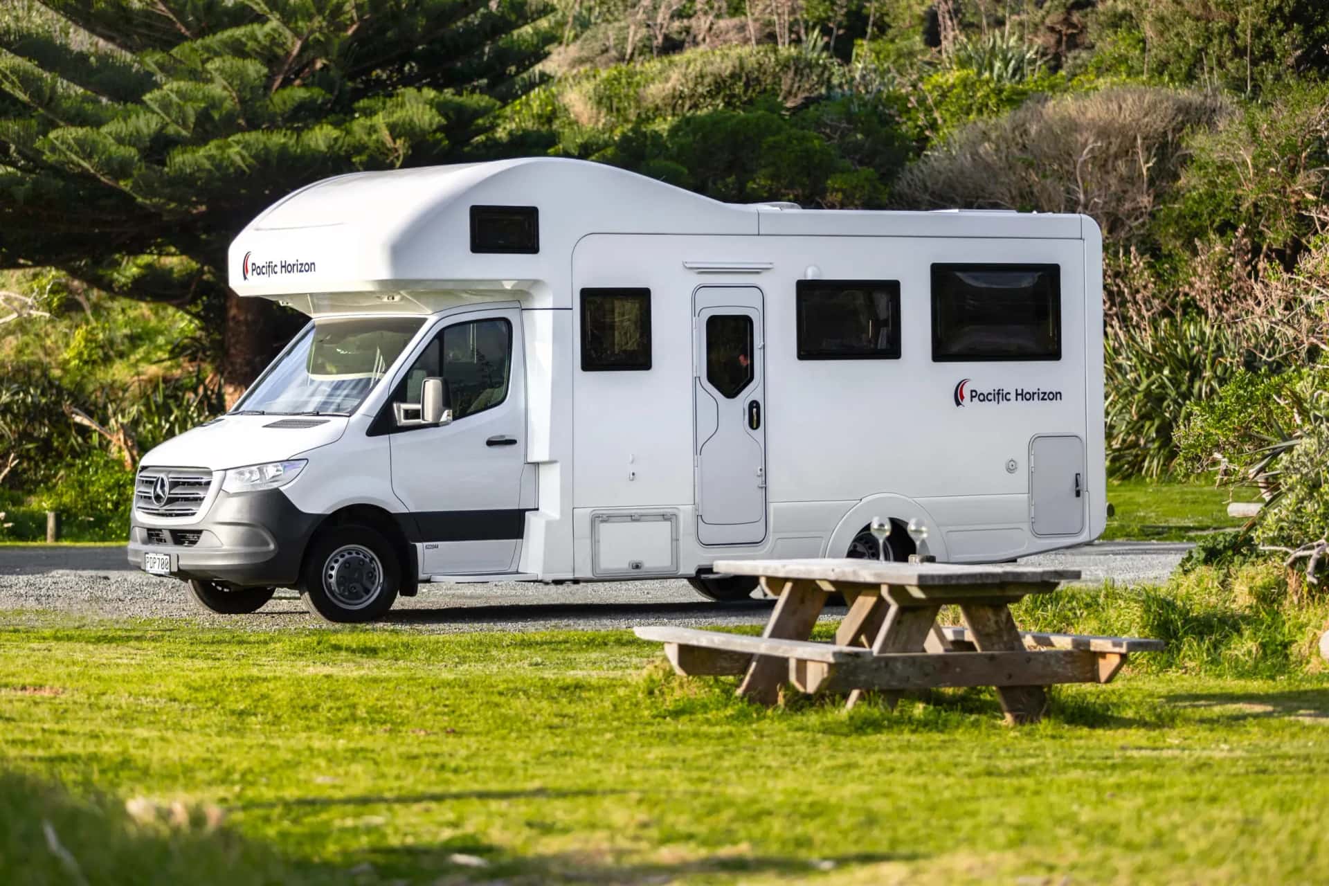 Pacific Horizon MAX Wohnmobil auf Mercedes-Benz-Basis auf einem grünen Campingplatz in Neuseeland