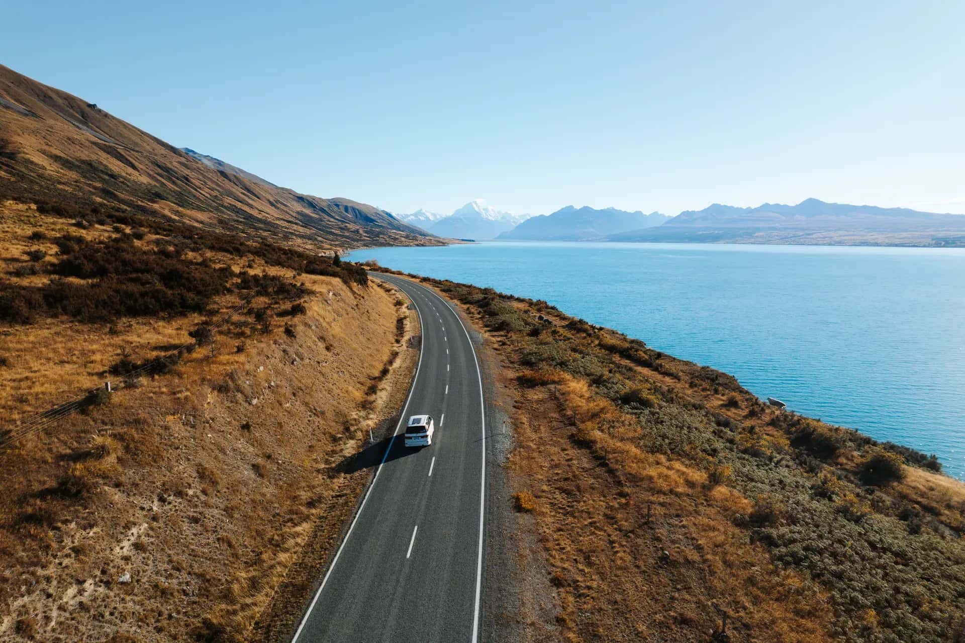 Beta 2S self-contained von Spaceships auf einer Straße an einer Küste in Neuseeland