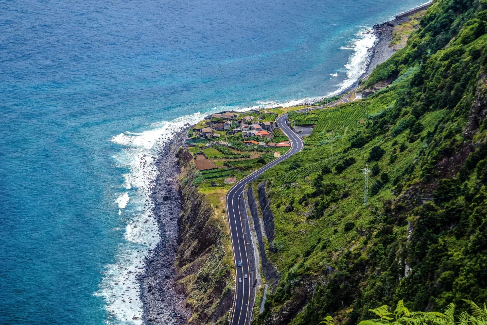 Der Wildtrak 4WD Bush Ranger von TUI durchquert Wasser in Neuseeland