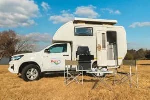 Namibia, Südafrika, Britz, NAVI, Kochastion außen 3 mit Campingtisch und -stühlen