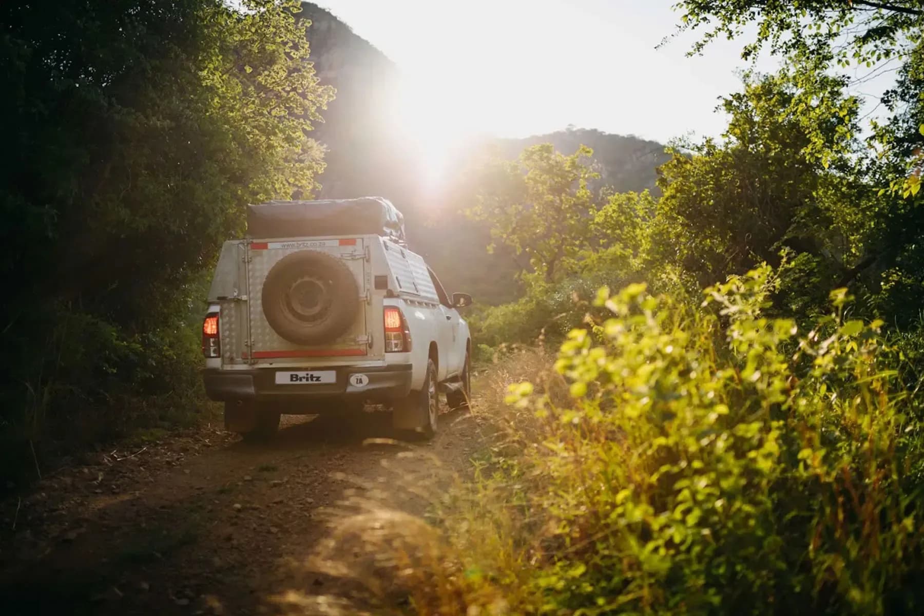 suedafrika, namibia, britz rentals, comfort hilux soft shell 2 pax, von hinten bei sonnenaufgang