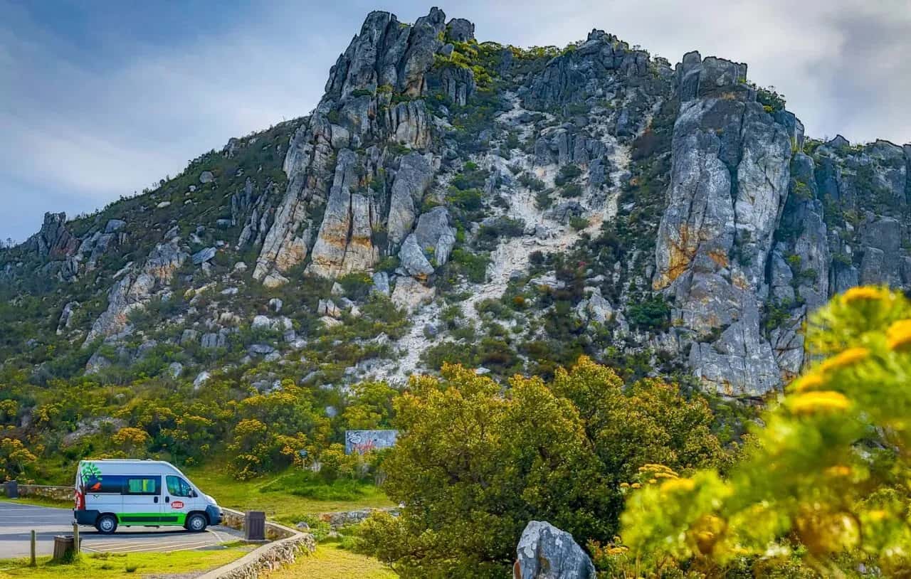Happy 3 von Happy Campers geparkt vor einem Berg in Südafrika