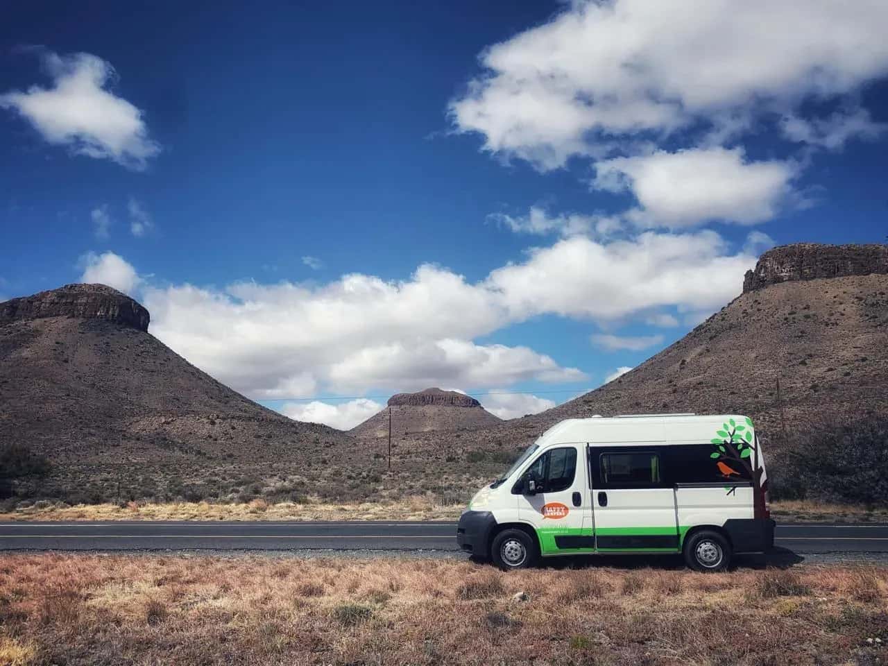Happy 3 Ex von Happy Camper auf einer Straße in Südafrika